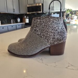 Tom's Stylish Gray and Black Women's Ankle Boots